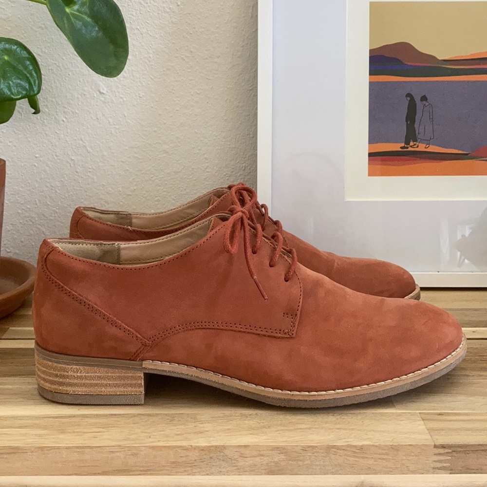 Clarks Buck Suede Women’s Oxford in Salmon